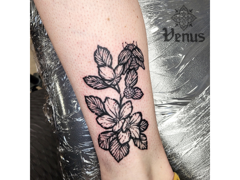 blackwork tattoo van bloemen en hommel