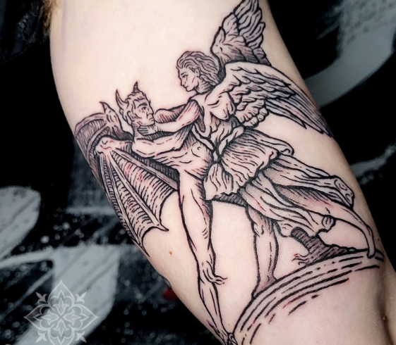 etch tattoo demon en engel gevecht