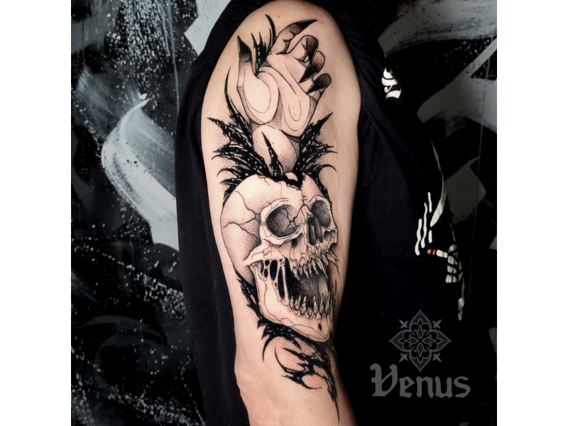 Tattoo schedel met hand zwart en wit