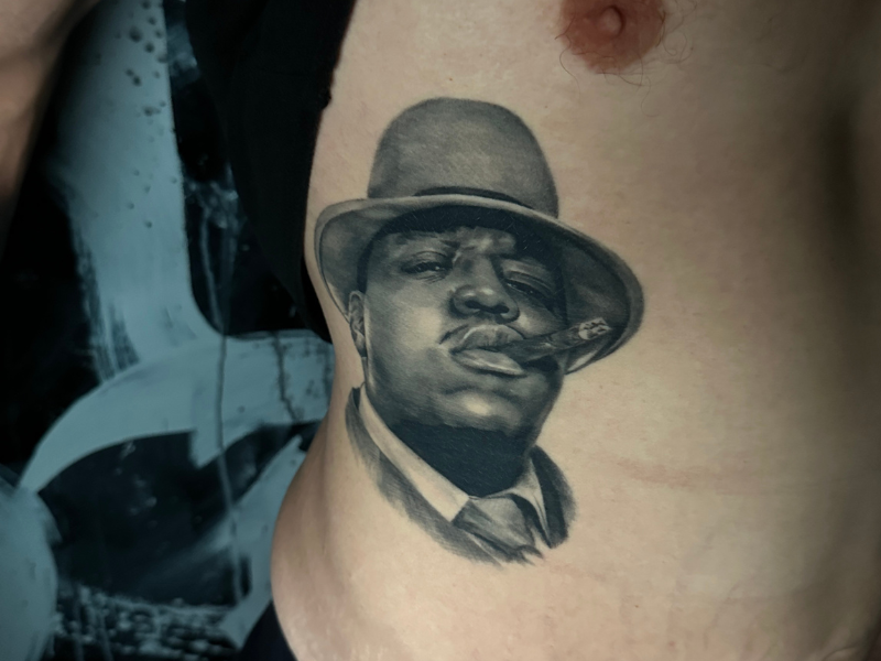 Realisme tattoo portret van rapper Biggie