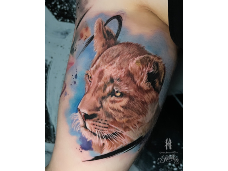 Leeuwen vrouwtje kop realisme tattoo