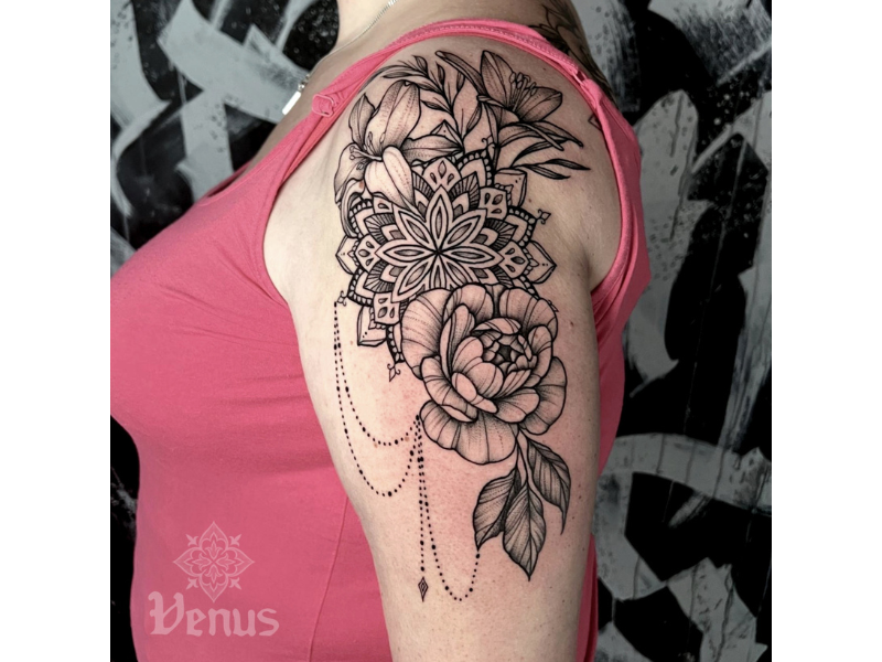 mandala tattoo met fine line bloemen bij hannon tattoos izegem