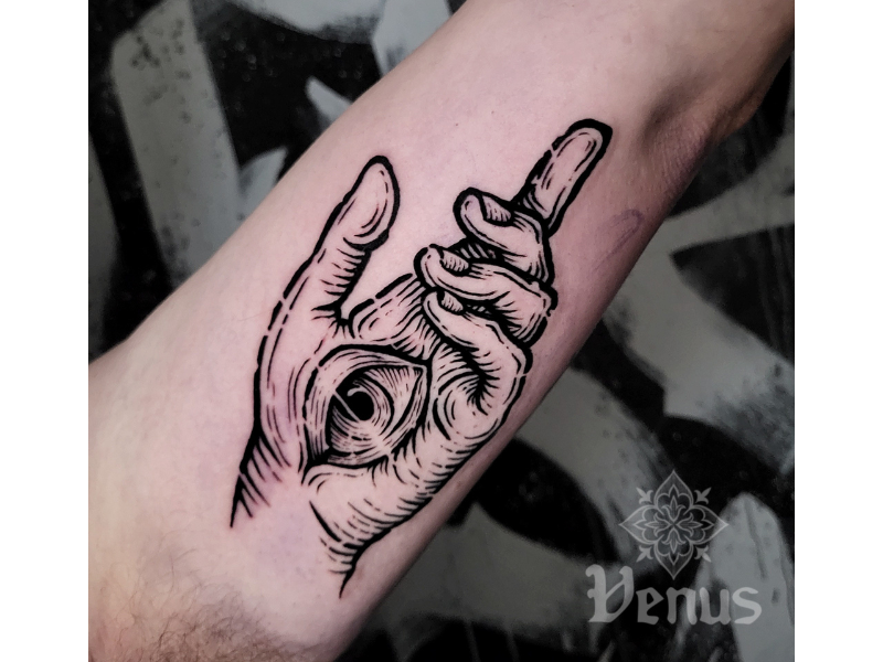 Bold line tattoo etch stijl hannon tattoos Kortrijk