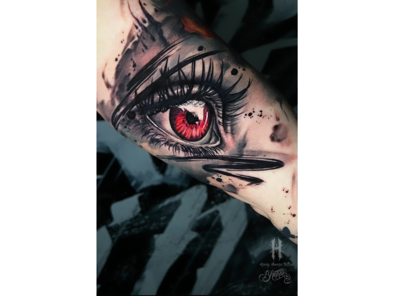 Realisme tattoo van oog met rode iris