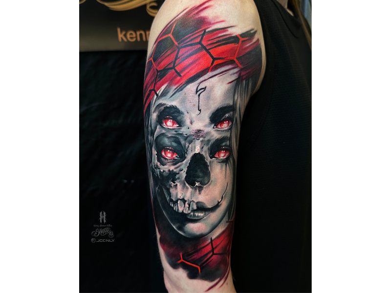 Tattoo van vrouw met schedel in kleur realisme