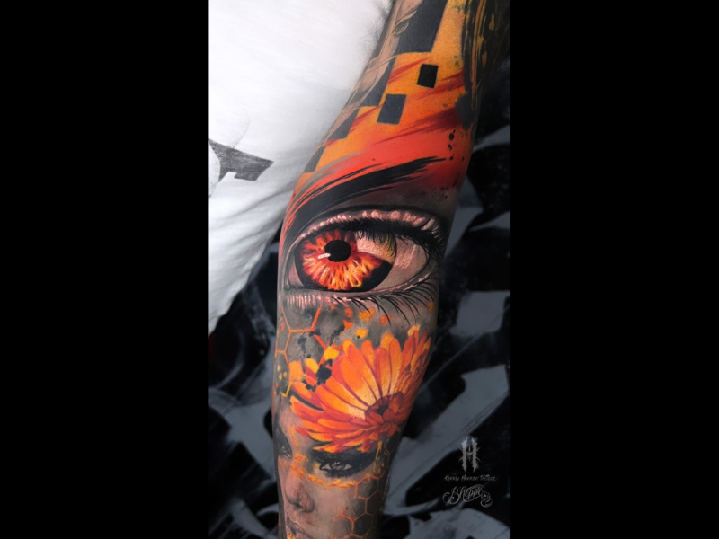tattoo izegem portret van oog met vurige iris