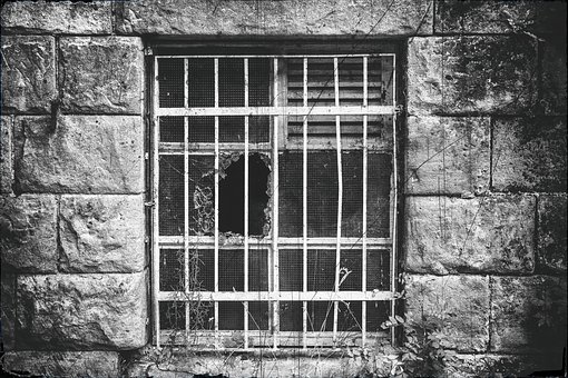 Als een gevangene in een cel