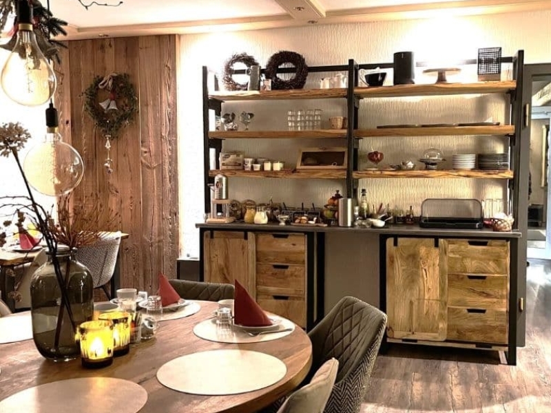 Ontbijtruimte van Harz Hotel Iris in de Harz Duitsland, sfeervol ingericht boutiquehotel met huisgemaakt ontbijt en uitzicht op de natuur