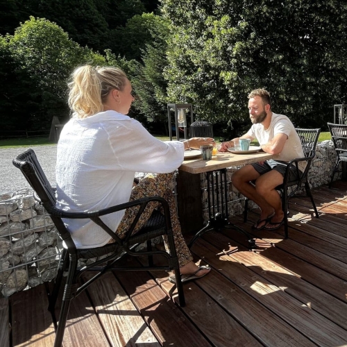 Stel geniet samen van lunch op het terras bij Harz Hotel Iris tijdens een verblijf in de Harz