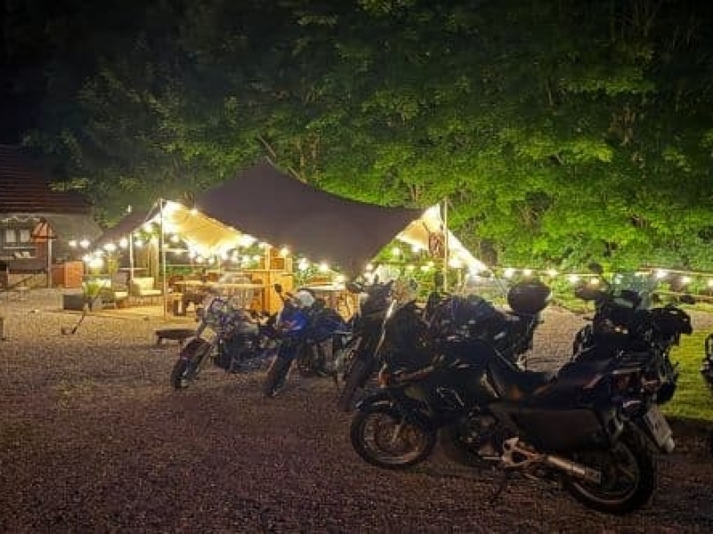 Motoren geparkeerd bij de verlichte buitentent tijdens outdoor cooking bij Harz Hotel Iris in de Harz