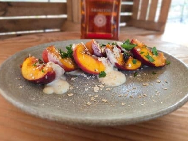 Dessert met gegrilde perzik en saus tijdens outdoor cooking bij Harz Hotel Iris in de Harz