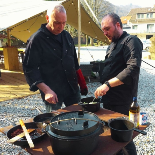 Outdoor cooking met Dutch Oven bij Harz Hotel Iris in de Harz
