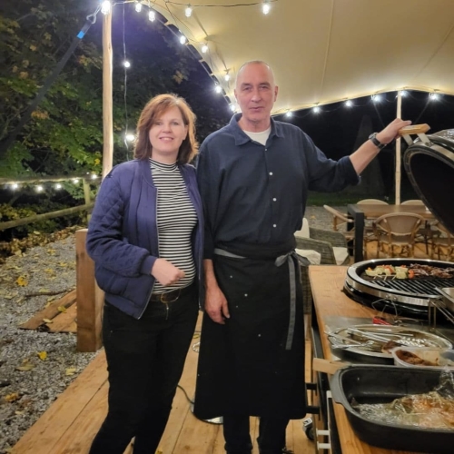 Emile en Rita bij de buitenkeuken tijdens outdoor cooking bij Harz Hotel Iris in de Harz