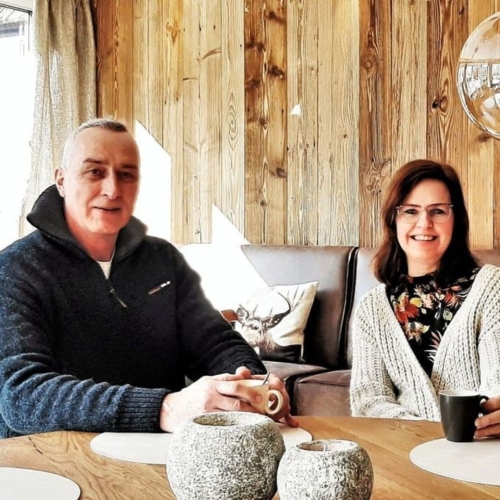 Emile en Rita de Nederlandse eigenaren van Harz Hotel Iris in de Harz, Duitsland. Gastvrije ontvangst bij het boutiquehotel geschikt voor moterrijders, wandelaars en groepen