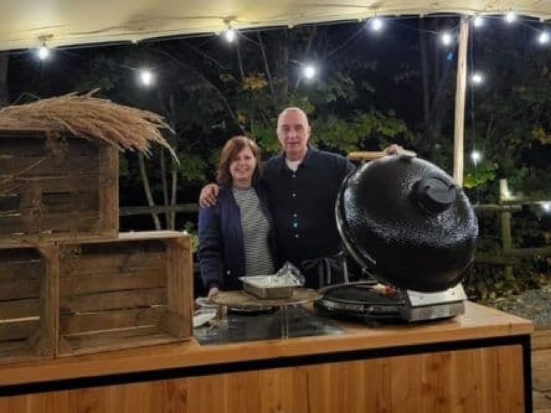 Emile en Rita bij de kamado barbecue tijdens outdoor cooking bij Harz Hotel Iris in de Harz