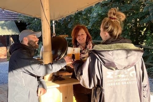Familie geniet samen van een drankje bij Harz Hotel Iris tijdens een familieweekend
