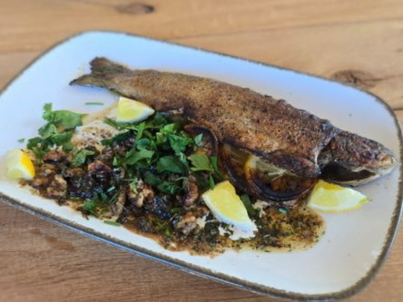 Gegrilde forel met citroen en kruiden tijdens outdoor cooking bij Harz Hotel Iris in de Harz