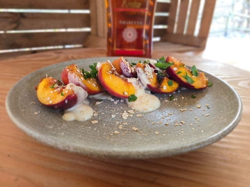 Gegrilde perziken op de barbecue tijdens het buitenkoken bij Harz Hotel Iris in de Harz Duitsland, pure smaken en gezellig buitenleven