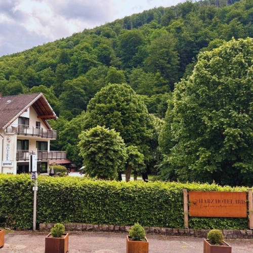 Harz Hotel Iris in Herzberg am Harz Duitsland, groepshotel omringd door bergen en natuur, ideaal voor familie- en vriendenweekenden