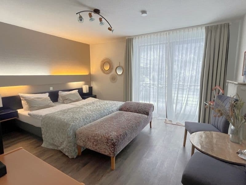 Comfortabele hotelkamer bij Harz Hotel Iris in de Harz Duitsland, kleinschalig boutiquehotel met stijlvolle inrichting en uitzicht op de natuur