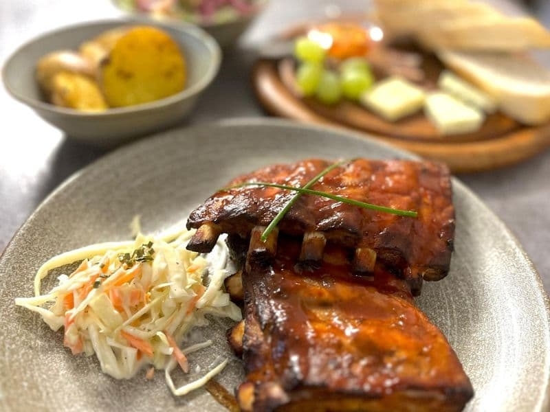 Huisgemaakte spareribs bereid door emile bij Harz Hotel Iris in de Harz Duitsland, ambachtelijke gerechten waar de eigenaar trots op is