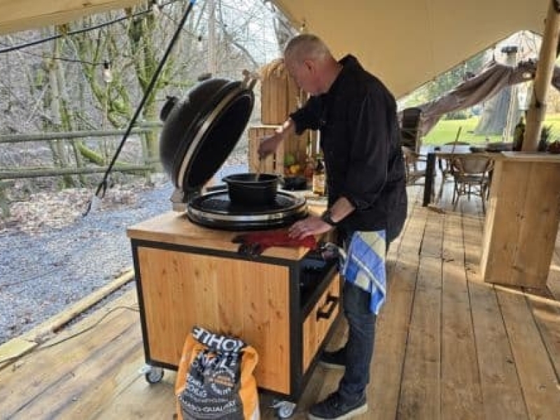 Chef Emile kookt op de kamado barbecue tijdens outdoor cooking bij Harz Hotel Iirs in de Harz