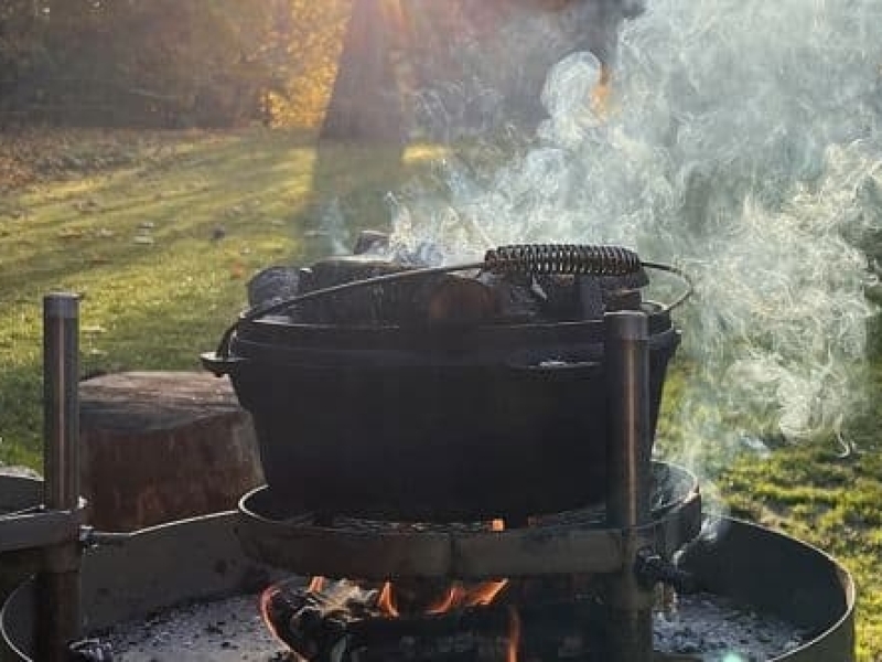 Dutch Oven boven open vuur tijdens outdoor cooking bij Harz Hotel Iris in de Harz