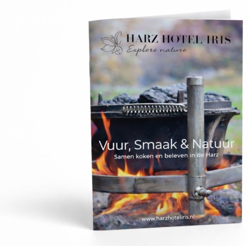 Mockup van brochure Vuur, Smaak en Natuur over outdoor cooking bij Harz Hotel Iris in de Harz