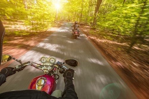 Twee motorrijders genieten van een weekend in de Harz Duitsland, verblijf met ontbijt bij Harz Hotel Iris.