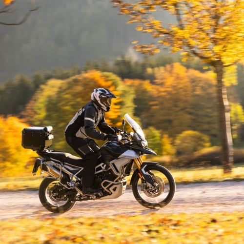 Motorrijder in de Harz onderweg naar Harz Hotel Iris in Herzberg am Harz in Duitsland, motorvriendelijk boutiquehotel en perfecte uitvalsbais voor motorroutes in de Harz.