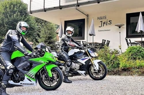 Motorrijders bij Harz Hotel Iris in de Harz, Duitsland, met uitzicht op de bergen, motorvriendelijke hotel met stalling en routes
