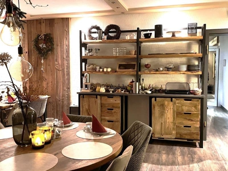 Ontbijtruimte van Harz Hotel Iris in de Harz Duitsland, sfeervol ingericht boutiquehotel met huisgemaakt ontbijt en uitzicht op de natuur