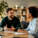 3 personen in gesprek
