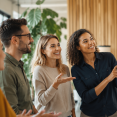 Team in gesprek over positief gezond werkgeverschap