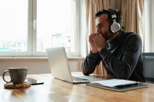 Deelnemer volgt thuis een online cursus van Heart4Happiness