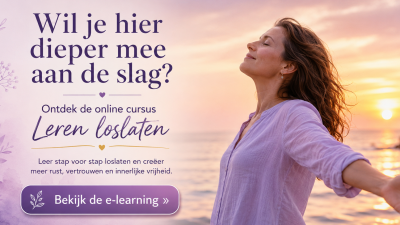 Dame met gestrekte armen en tekst om cursus leren loslaten te ontdekken