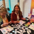 Twee deelnemers werken met kaarten tijdens een training Positieve Gezondheid