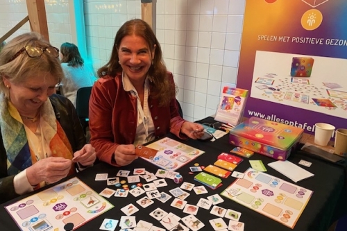 Twee deelnemers werken met kaarten tijdens een training Positieve Gezondheid