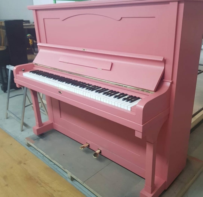 Piano laten spuiten roze
