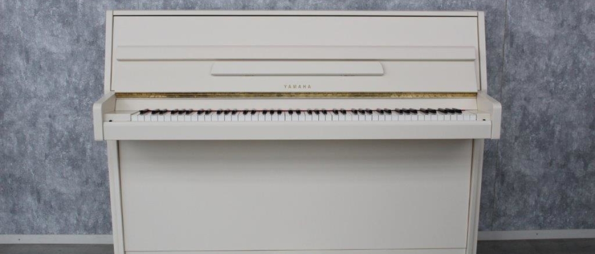 Een witte piano, pas op met te veel wit in de woonkamer