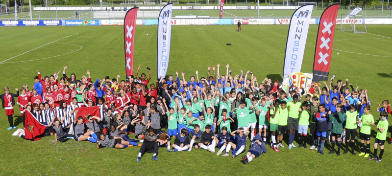 groepsfoto alle finalisten KNVB Schoolvoetbal Amsterdam 2023