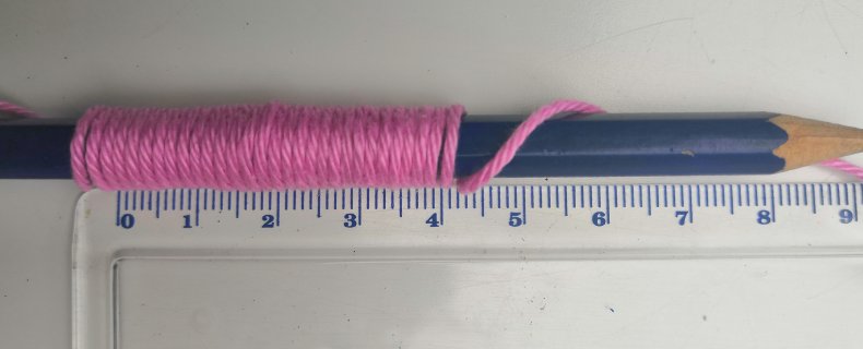 De woldikte van een bolletje wol bepalen (wraps per inch)