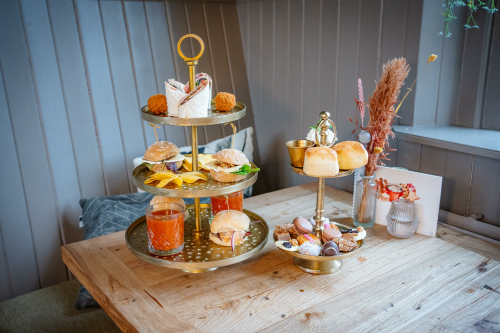 Geniet van een luxe high tea bij Het Tussenstation Lisse. De beste High Tea locatie voor omgeving Lisse, Noordwijk en Hillegom