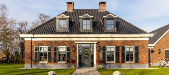 Een betonnen beeld in de tuin staat erg stoer en stijlvol