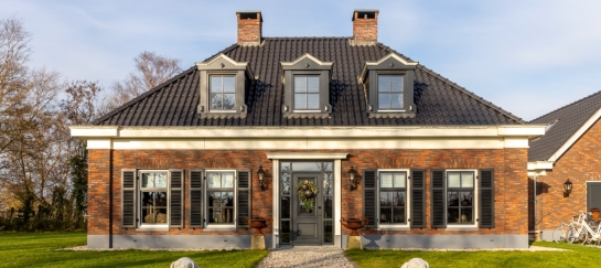 Een betonnen beeld in de tuin staat erg stoer en stijlvol