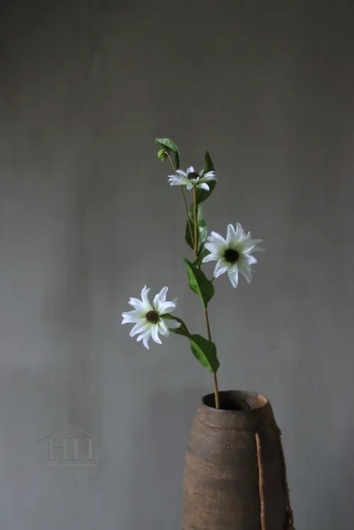 Kunstbloem black eyes susan in houten kruik