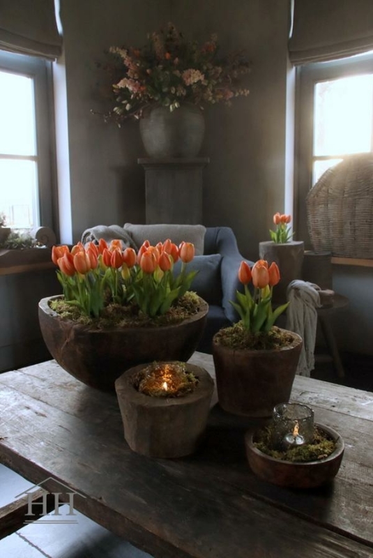 Houten schaal met kunst tulpen in landelijke stijl | Hillary'sHome