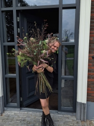 Interieurstylist HIlgonda met een kunstbloemen boeket