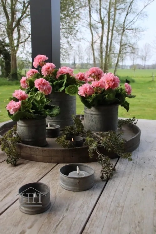 Kunst geranium roze kunstbloem in zinken potten buitentafelstyling