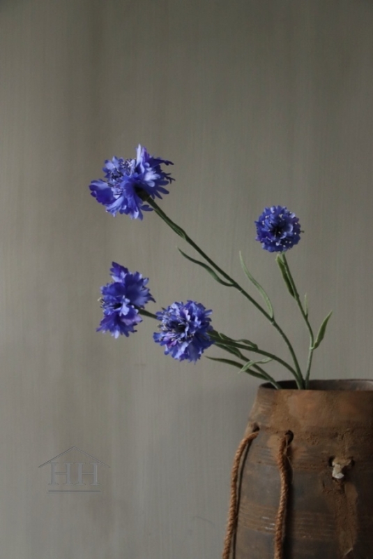Kunst korenbloem blauw met 4 bloemen in een houten vaas